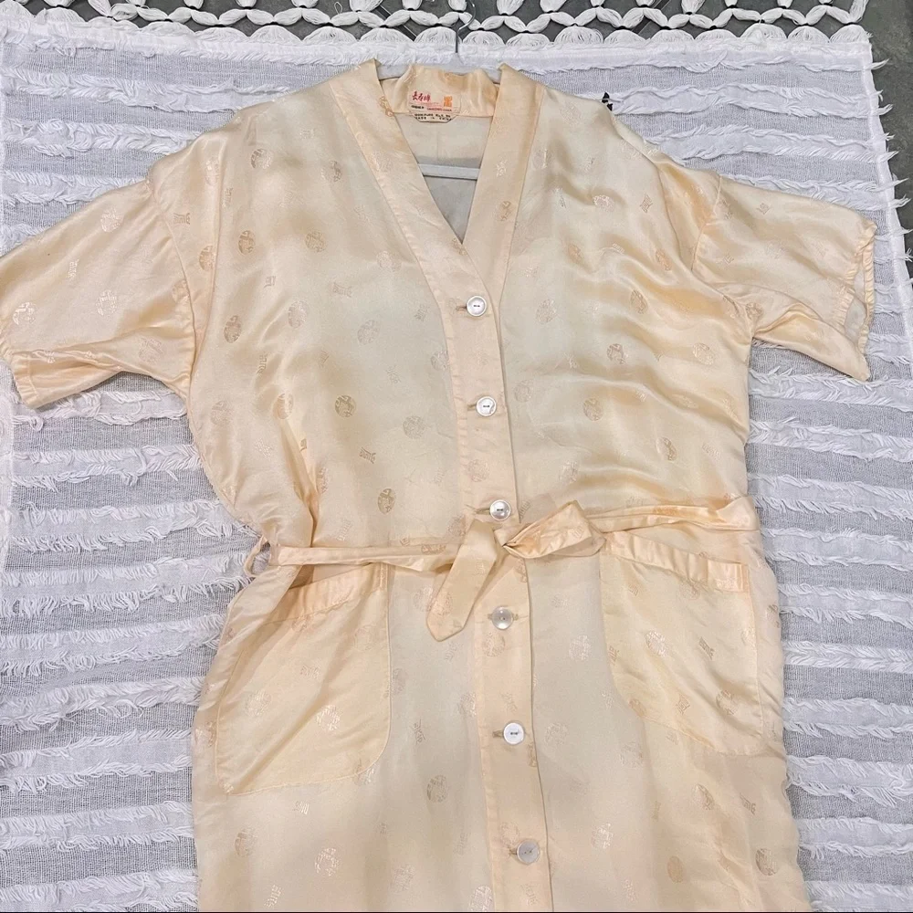 Longevity Hangzhou China. Women Light gold robe. 100% Silk. Size : M - Picture 6 of 12